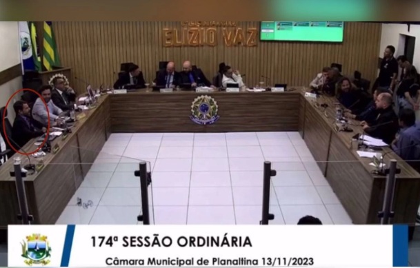 VÍDEO: Vereador faz som de macaco para colega negro na Câmara; ASSISTA