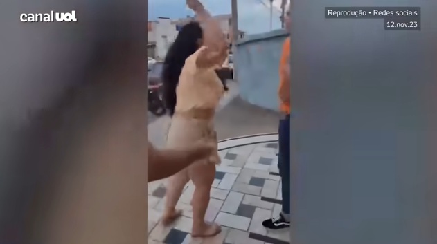 VÍDEO: Mulher flagra o marido ao lado da amante durante missa e viraliza nas redes