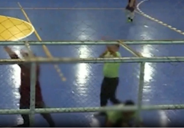 VÍDEO: Jovem de 18 anos morre após mal súbito durante futsal