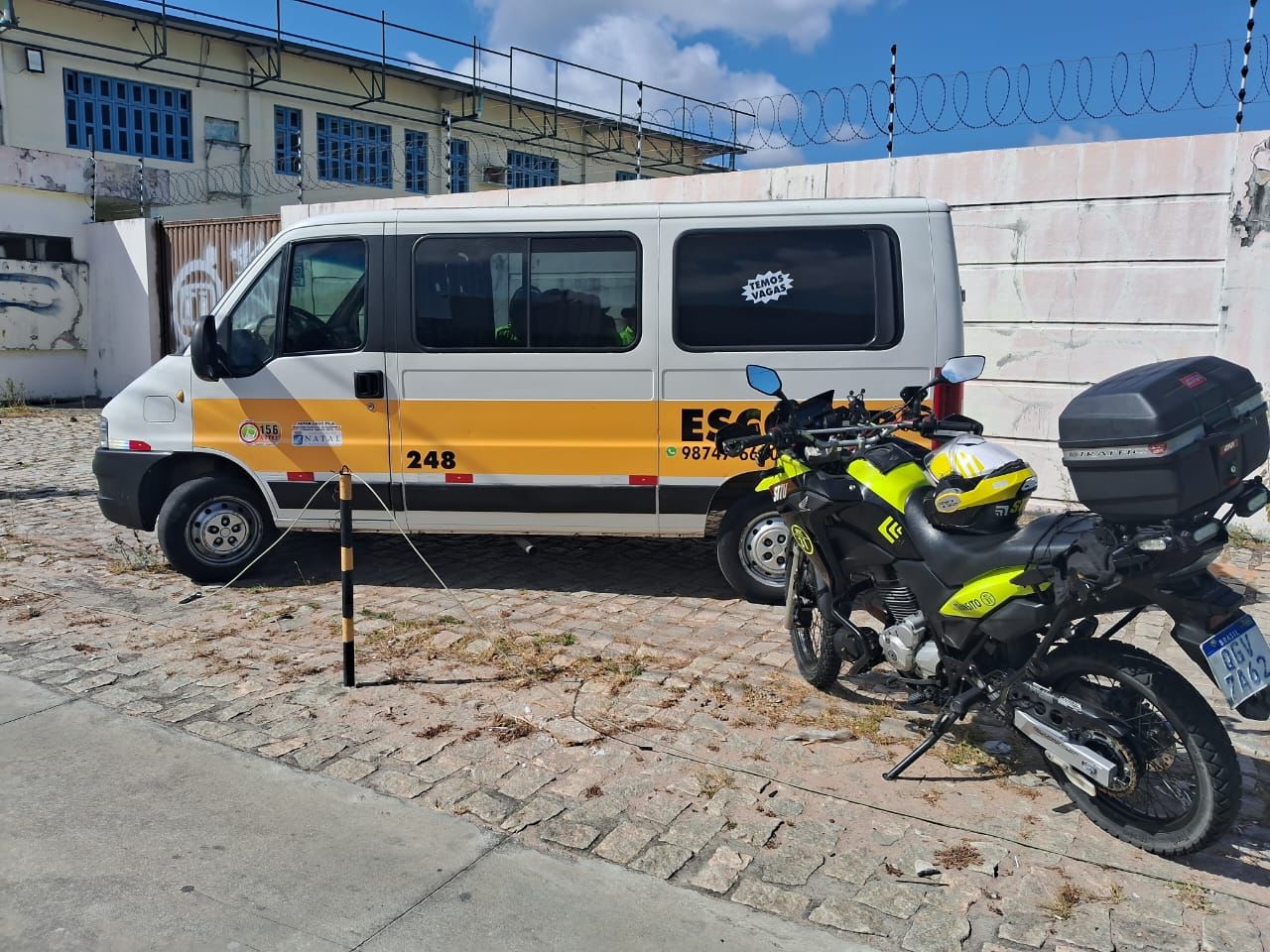 Criança esquecida em van escolar é salva por agentes da STTU, em Natal