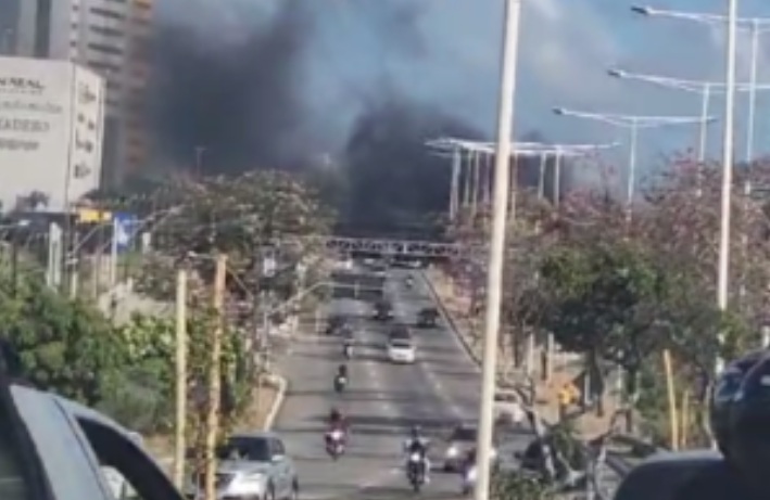 VÍDEO: Manifestantes tocam fogo em pneus e fazem protesto na BR-101 contra aumento da passagem de ônibus