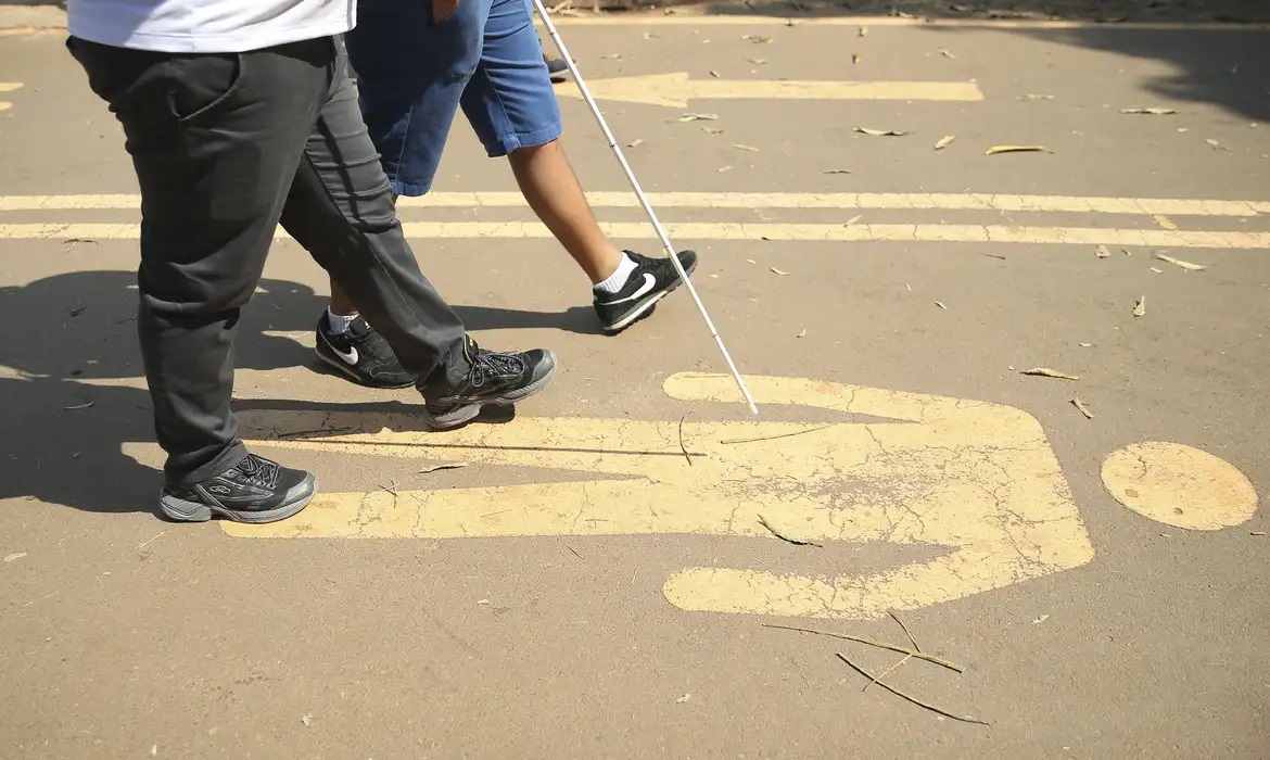 Andar 100 passos para trás é tão bom quanto mil à frente, diz médico