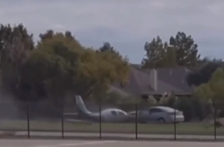 VÍDEO: Avião de pequeno porte bate de frente com carro em estrada nos EUA