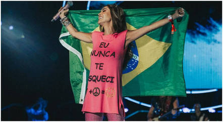 Doente, Anahí não termina show do RBD e deixa estádio de ambulância