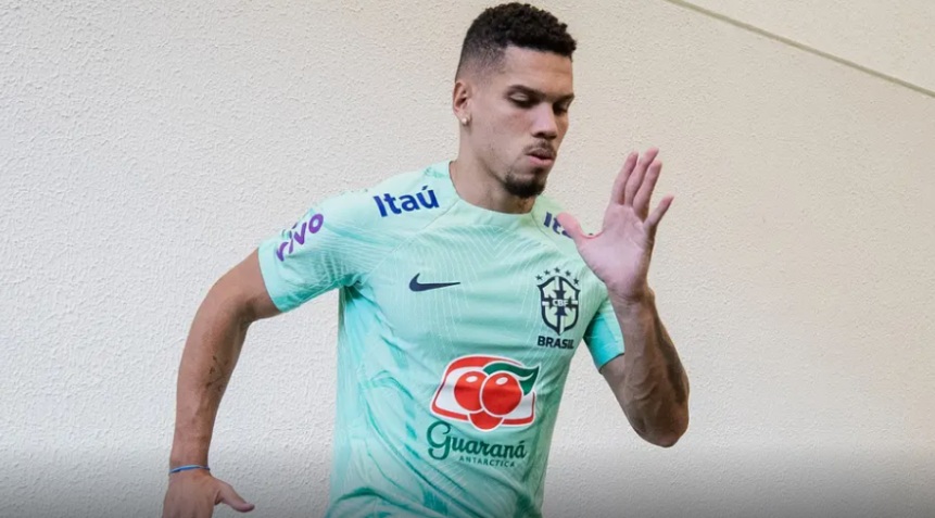 Paulinho sofre intolerância religiosa após jogo pela Seleção