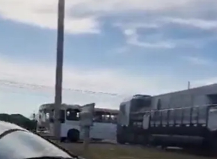 VÍDEO: Colisão entre trem e ônibus deixa uma pessoa morta