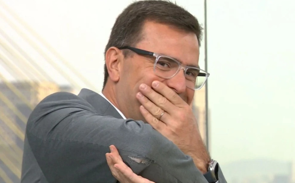 Bocardi passa vergonha com terno rasgado e vira piada na Globo: 'Esfarrapado'