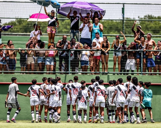 Dois jogadores do Vasco passam mal por causa do calor em jogo da base