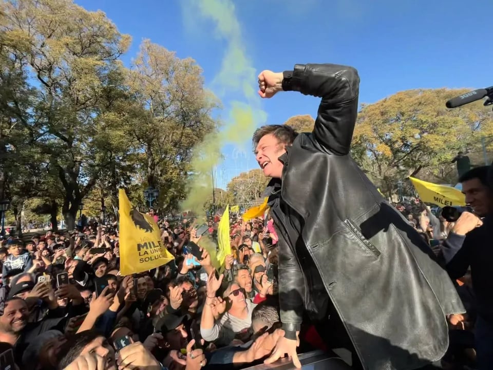 Milei vence a esquerda e é eleito presidente da Argentina