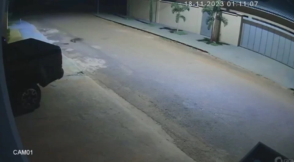 Vídeo mostra prefeito invadindo casa da ex e saindo após tiros em GO; assista