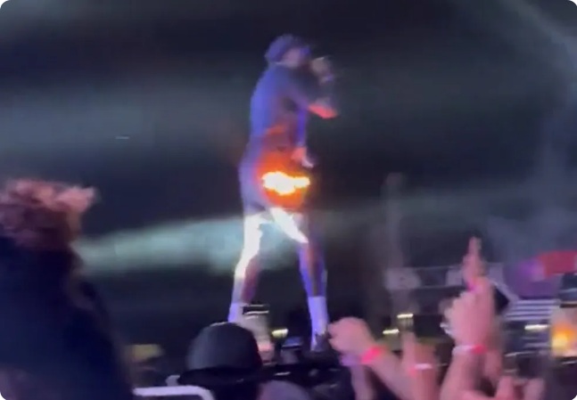 VÍDEO: Roupa do rapper Djonga pega fogo após pirotecnia em palco durante show