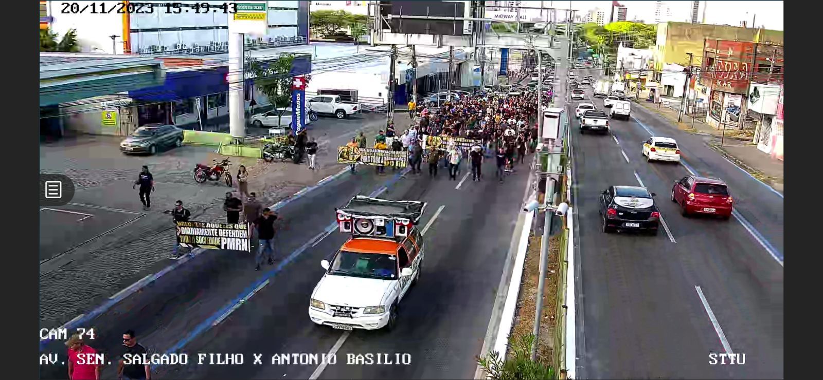 Bombeiros e policiais militares se reúnem em protesto na avenida Salgado Filho, em Natal