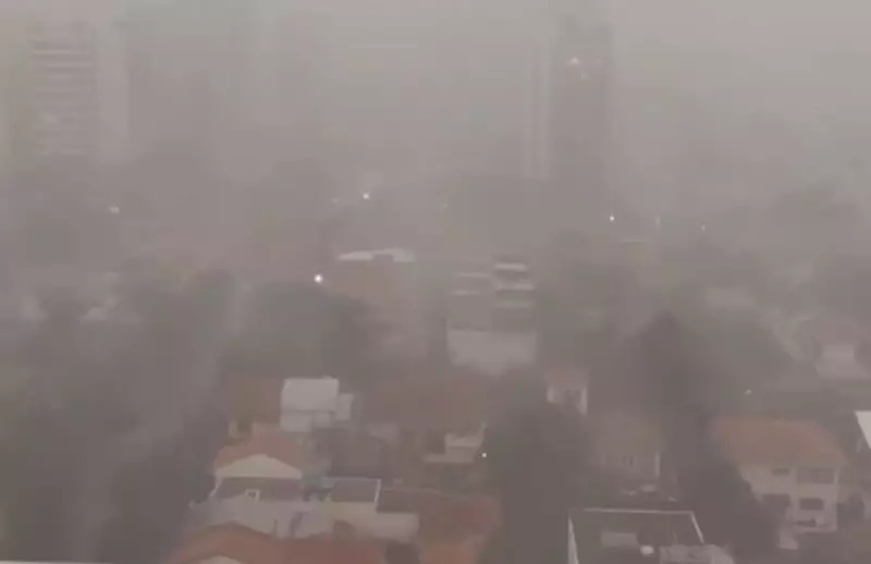 Nova onda de fumaça de incêndios cobre Manaus