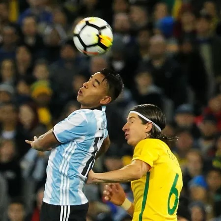 Argentino que enfrentou o Brasil vira Uber e tem futuro incerto no futebol