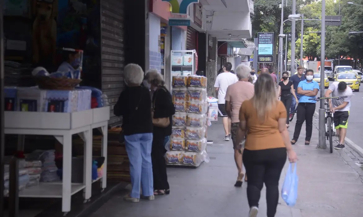 Fiscalização fecha e multa lojas de Natal por falta de acordo com Sindicatos para abrir no feriado