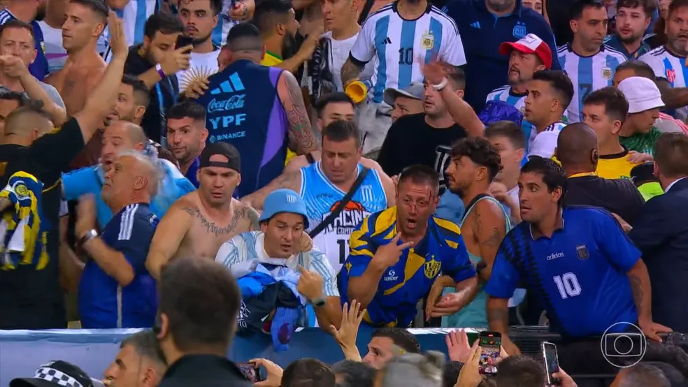 VIDEO: Confusão e pancadaria entre argentinos e brasileiros atrasa início do jogo; ASSISTA