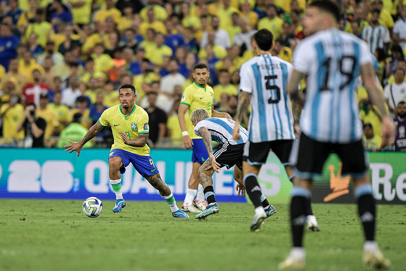[VÍDEO] Olé e vergonha: Brasil cai para Argentina em jogo marcado por pancadaria