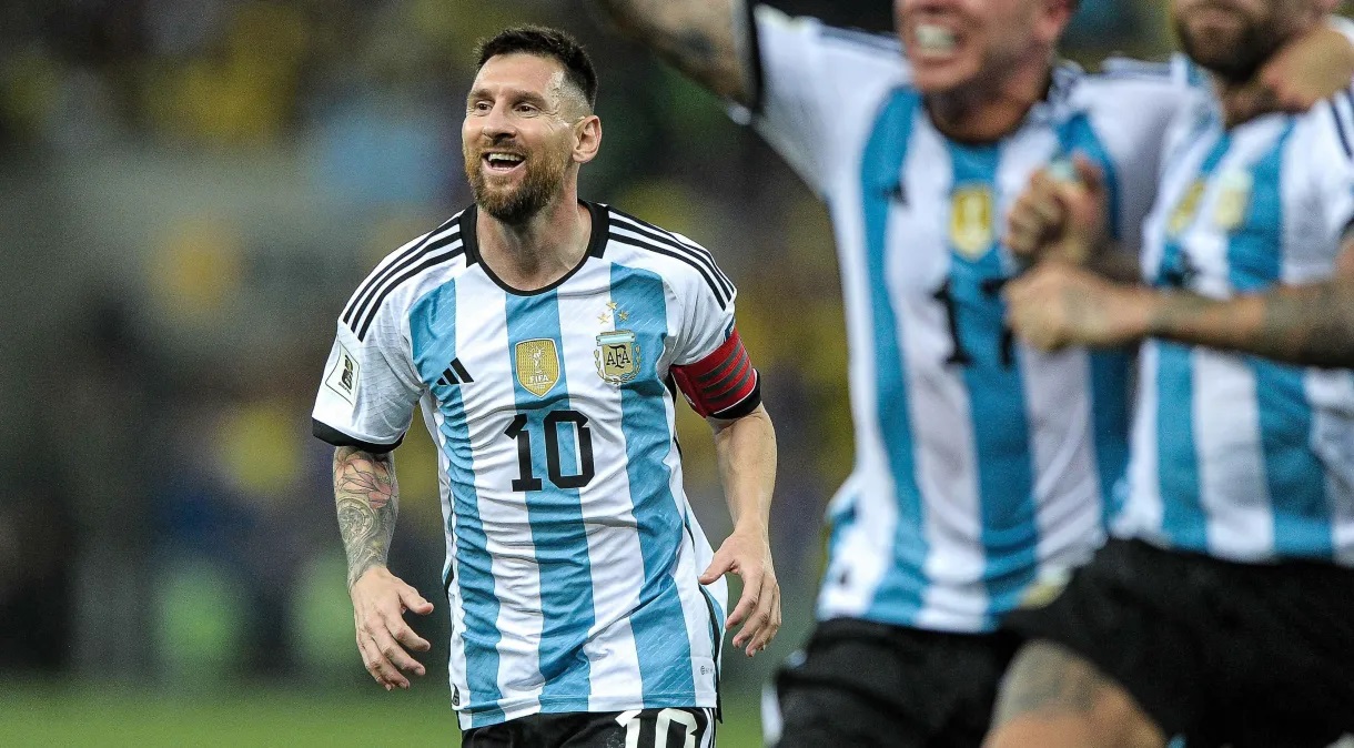 Messi é aplaudido por brasileiros no Maracanã; Seleção é chamada de “sem vergonha”