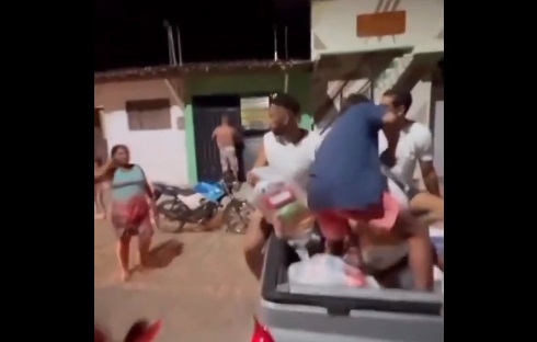 VÍDEO: Atacante da Seleção Brasileira aproveita 'folga' para distribuir cestas básicas em praia do RN