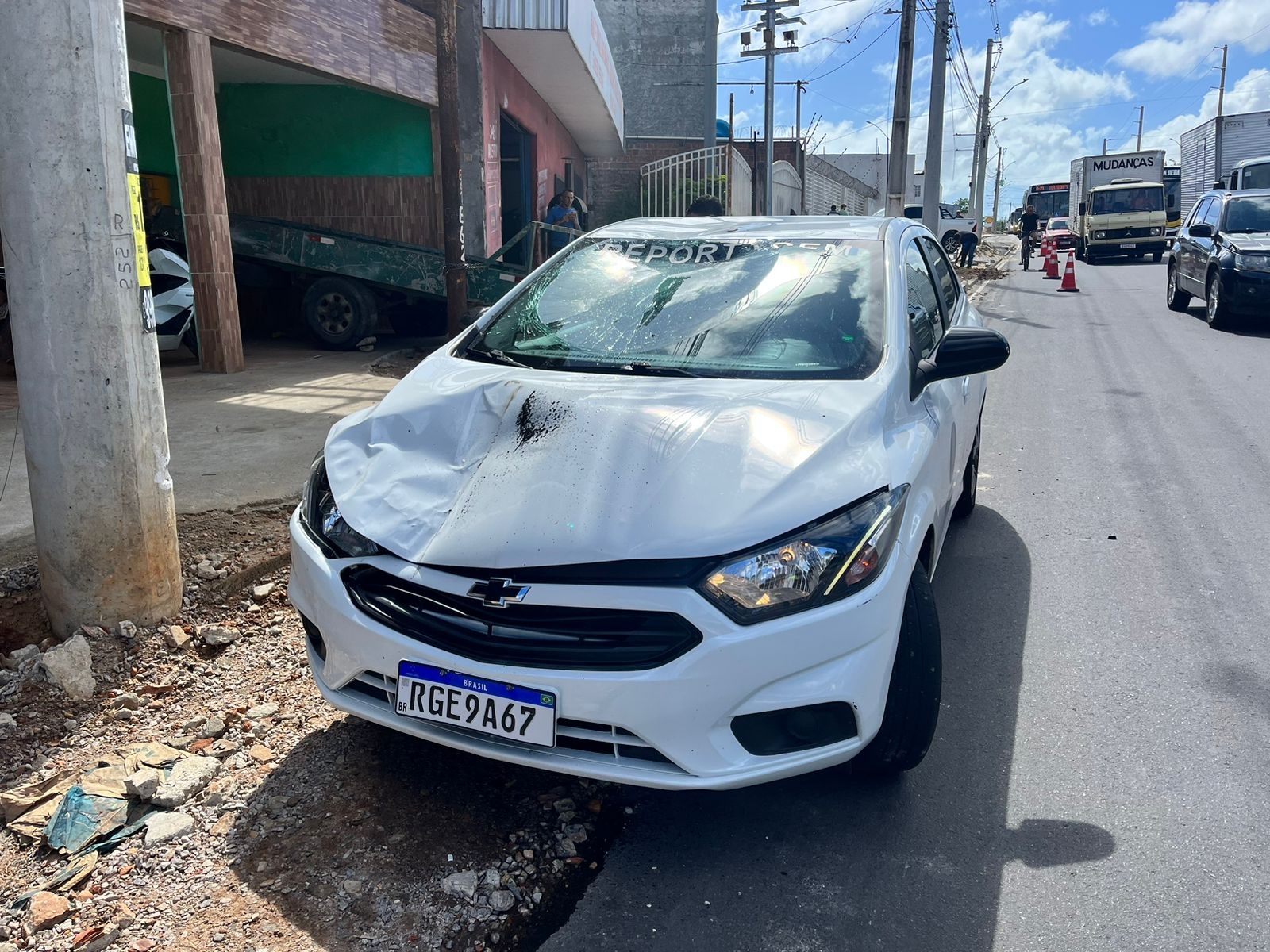 Pneu de ônibus solta e atinge carro de reportagem da Inter TV