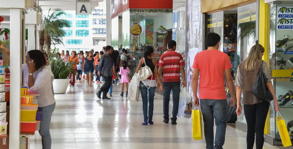 Portaria que proíbe trabalho no feriado pode afetar emprego, afirma Fecomércio