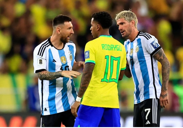 [VÍDEO] TV revela discussão entre Messi e Rodrygo: 'Somos campeões do mundo'
