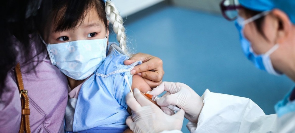 OMS monitora surto de pneumonia desconhecida em crianças na China