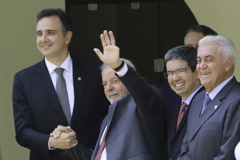 Crise entre Congresso e STF se acirra e arrasta o governo Lula