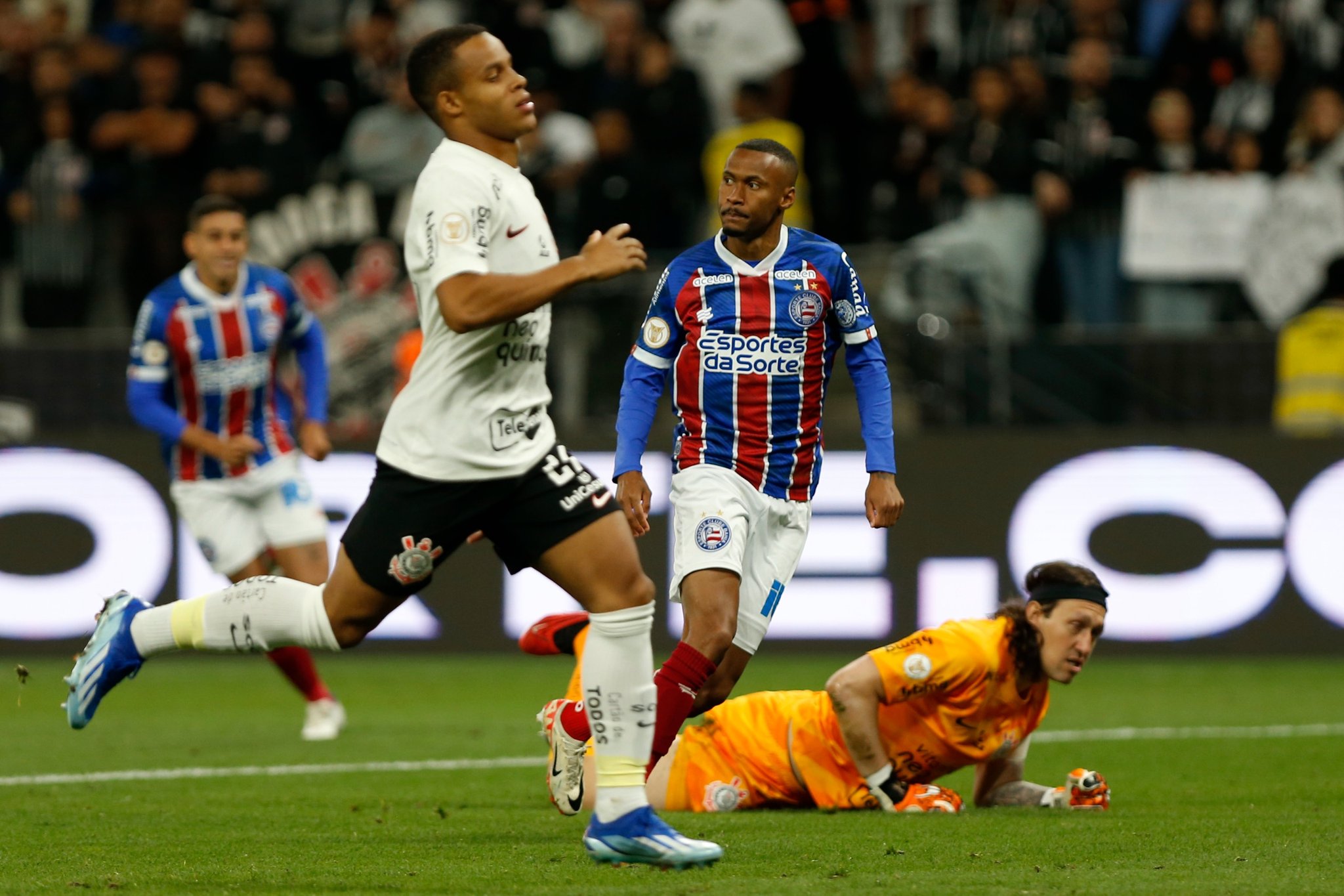 VÍDEO: Bahia massacra Corinthians e clube pega fogo antes de eleição; veja melhores momentos da goleada