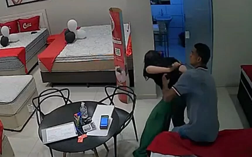[VÍDEO] Cenas fortes: homem tenta estuprar vendedora em loja de colchões; ASSISTA