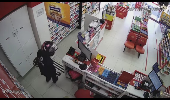 VÍDEO: Bandido assalta drogaria na Av. Presidente Bandeira, no Alecrim