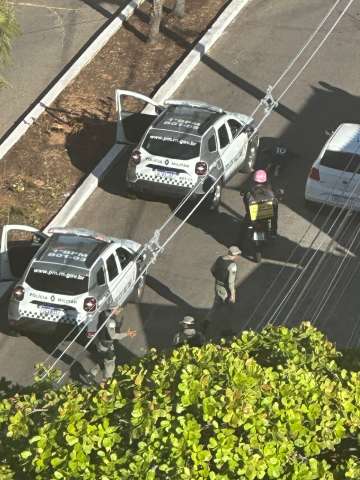 Policiais e criminosos trocam tiros no bairro de Petrópolis, em Natal