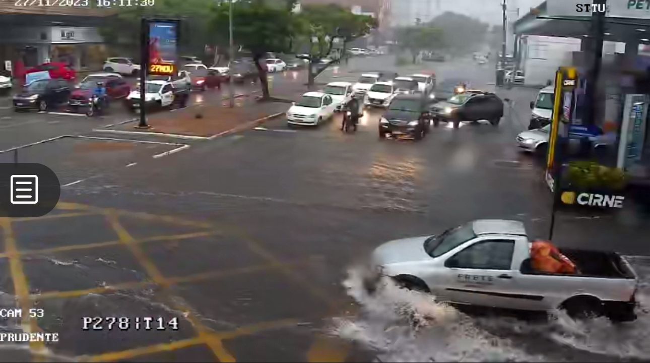 Fortes chuvas que caem em Natal causam transtornos no trânsito; confira pontos de alagamento