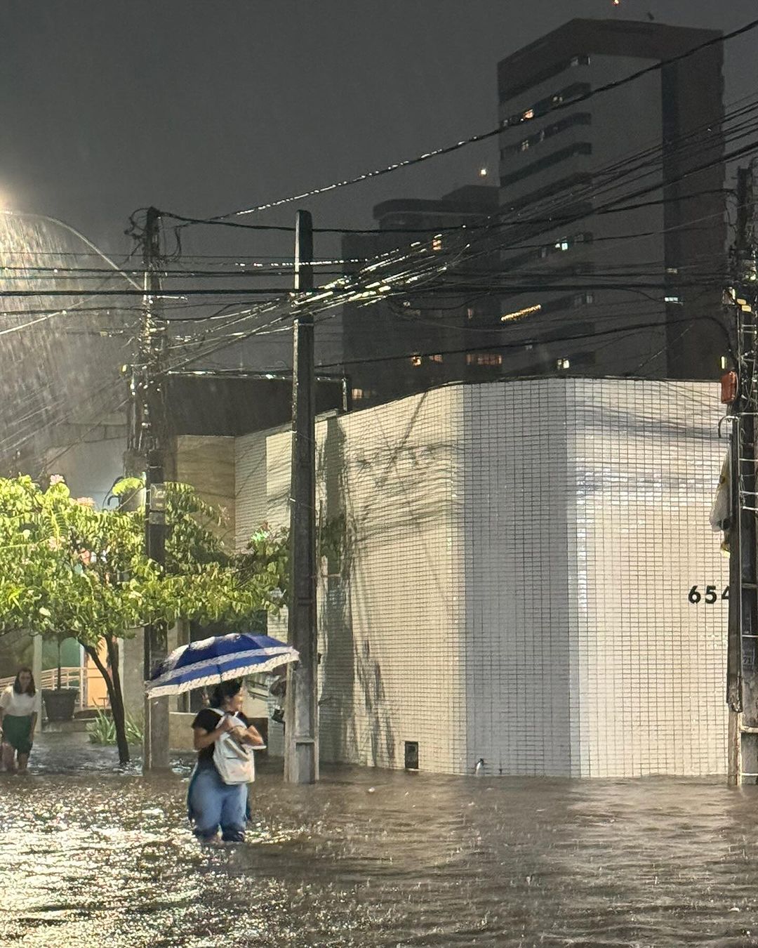 Confira vídeos e fotos de Natal debaixo d'água durante a madrugada