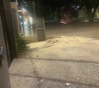VÍDEO: Casas estão sendo invadidas pelas fortes chuvas no bairro Pajuçara