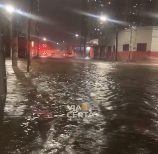 VÍDEO: Fortes chuvas deixam avenida em Natal intransitável; assista