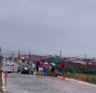 VÍDEO: Cratera se abre e carro fica pendurado em rua na Grande Natal; ASSISTA
