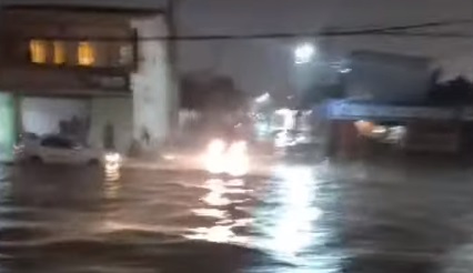 VÍDEO: Chuva transforma avenida Itapetinga em rio