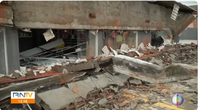 Quatro pessoas ficam feridas após cobertura de centro comercial cair durante chuvas na Grande Natal