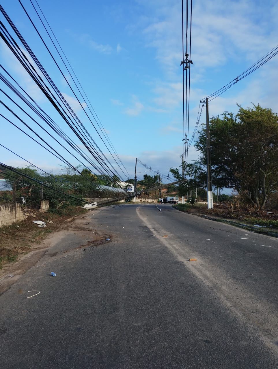 Colisão derruba poste em avenida e altera itinerários de linhas de ônibus em Natal; confira