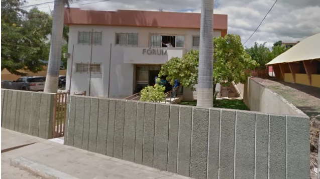 Filho invade júri e atira contra réu acusado de matar seu pai