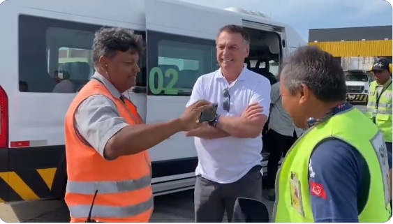 VÍDEO: Bolsonaro é aplaudido no embarque para Natal; ASSISTA