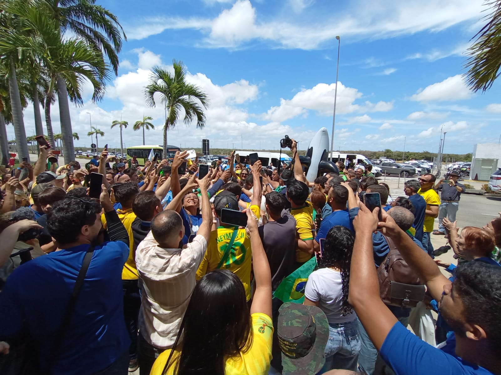 FOTOS: População vai ao aeroporto receber Bolsonaro no RN; veja imagens