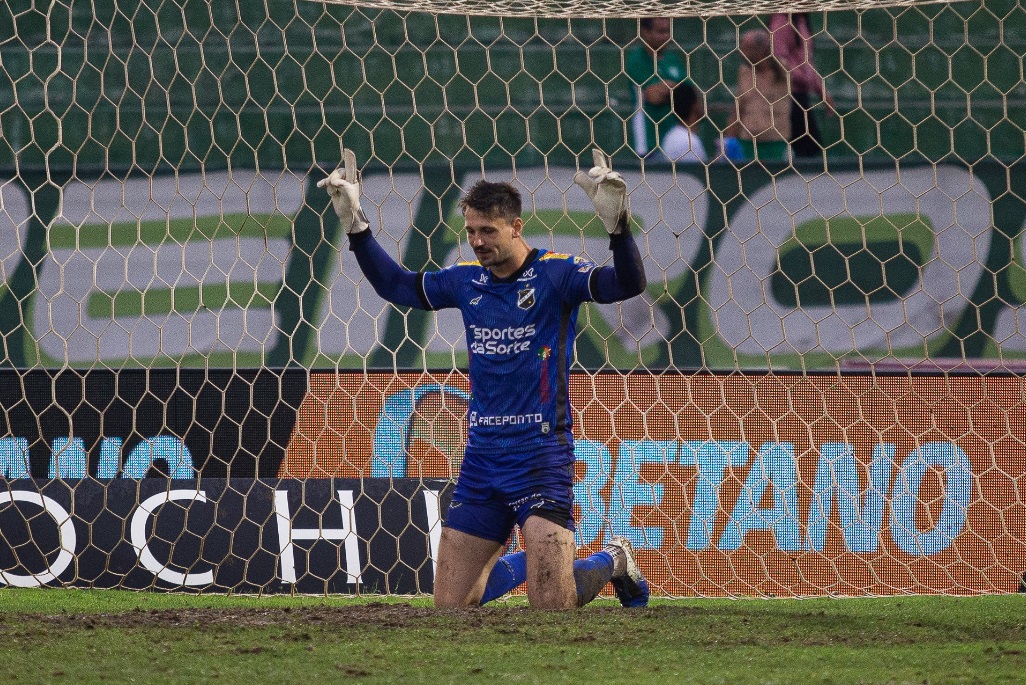 ABC anuncia saída de lateral e jogador se despede do clube nas redes sociais