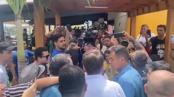 VÍDEO: Multidão lota restaurante em Natal para almoçar com Bolsonaro; ASSISTA