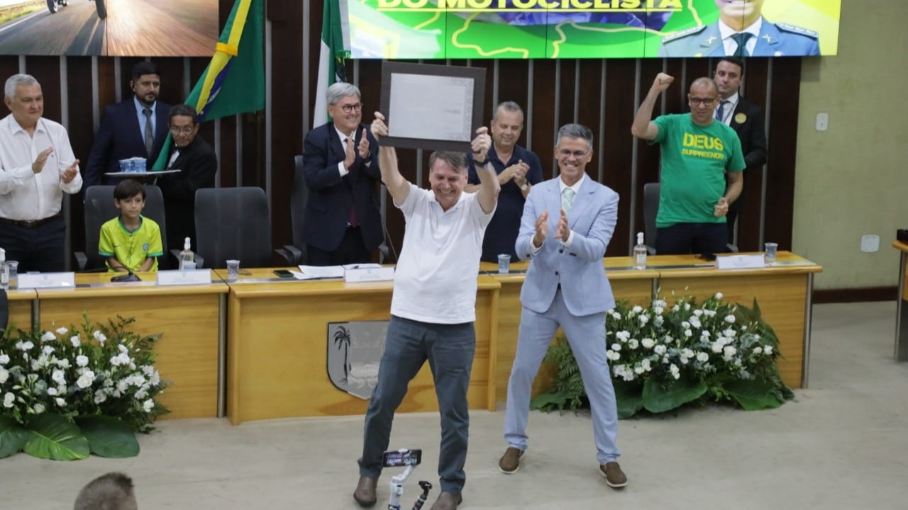 VÍDEO: Aos gritos de 'mito', Bolsonaro é homenageado na ALRN