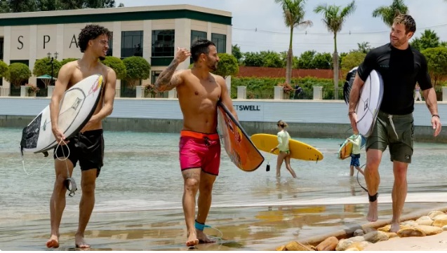 Italo Ferreira e ator que vive Thor surfam juntos em piscina de ondas em SP