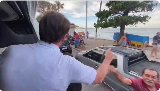 VÍDEO: Bolsonaro é ovacionado por população na praia de Ponta Negra; ASSISTA