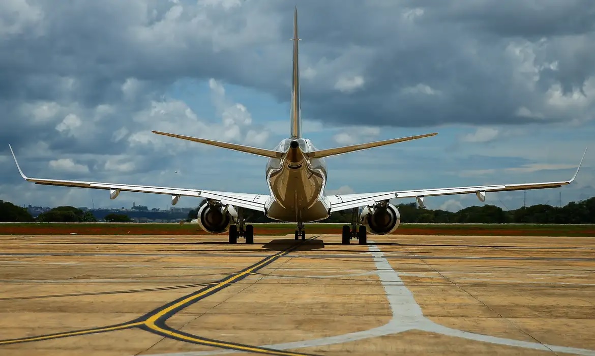 Piloto de avião com 235 passageiros a bordo decide desligar turbina enquanto sobrevoava o Atlântico