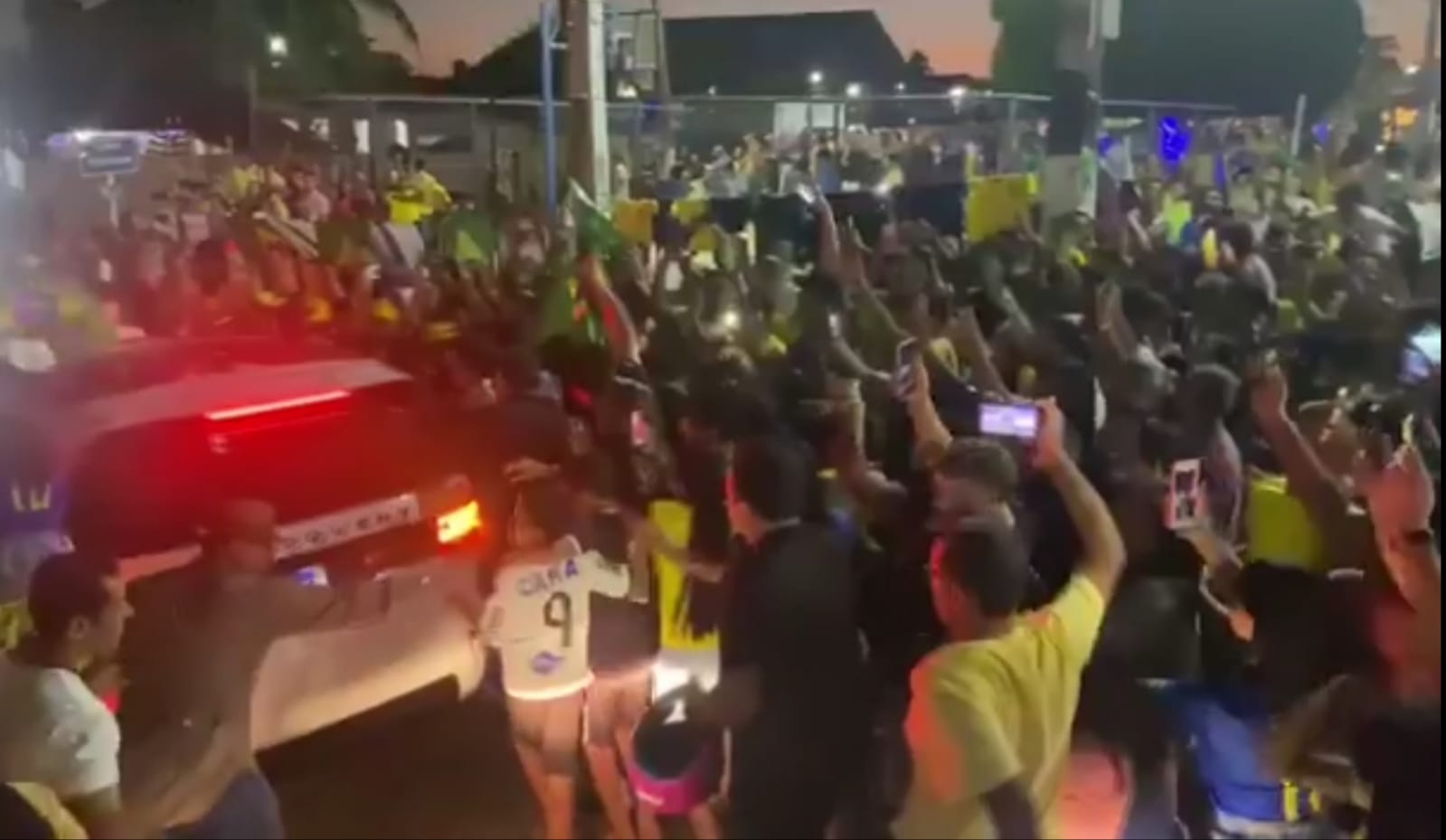VÍDEO: Bolsonaro é recebido com festa por multidão nas ruas de Extremoz; ASSISTA